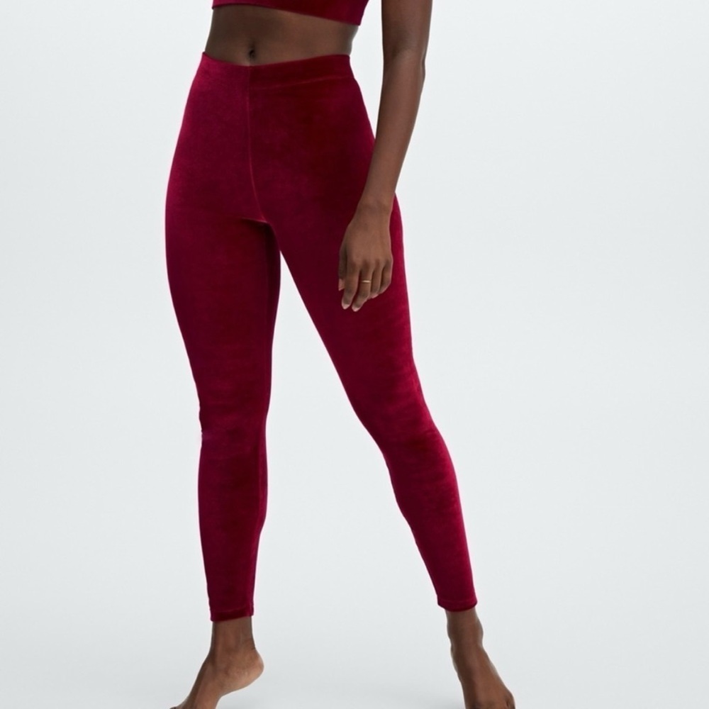 NWT Fabletics Emma Velour High-Waisted Short Leggings Red Size Large/10